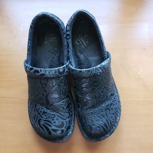 Womens b.o.c. Peggy black tooled leather clogs